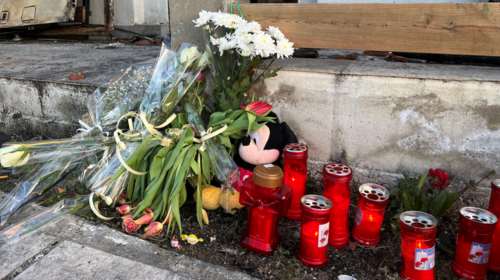 Θεσσαλονίκη: Λευκά λουλούδια έξω από το σπίτι που κάηκε η μητέρα με τα 2 της παιδιά- &quot;Μαρία, Γιάννη και Λυδία, Καλό Παράδεισο&quot;