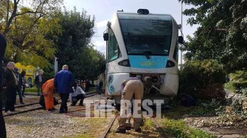 Eικόνες από τον εκτροχιασμό συρμού του προαστιακού