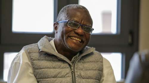 Αντίμτσι Ονιεναδούμ - Μια ζωή σενάριο... ταινίας: Από αιχμάλωτος πολέμου στη Νιγηρία, παθολόγος στην Πάτρα, τενόρος και μαραθωνοδρόμος