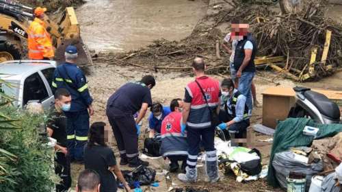 Θεσσαλονίκη: Νεκρός άνδρας μετά τη σφοδρή καταιγίδα - Το όχημά του παρασύρθηκε από χείμαρρο [βίντεο]