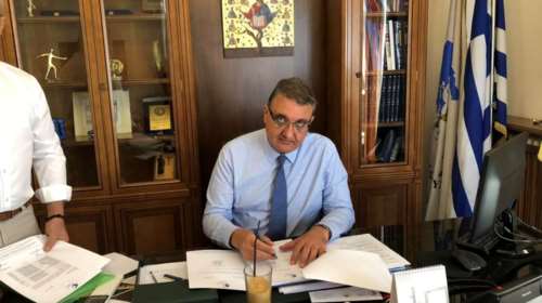 Εξαδάκτυλος: Μόνο για τη Γ΄ Λυκείου να ανοίξουν τα σχολεία - Πώς θα μπορούν οι πολίτες να μετακινηθούν το Πάσχα