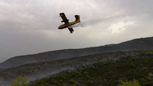 Μαίνεται η μεγάλη φωτιά στη Ζάκυνθο - Οι φλόγες έχουν φτάσει πάνω από το Ναυάγιο [βίντεο]