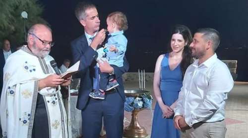 Νονός ο Κώστας Μπακογιάννης σε βάφτιση στα Χανιά [εικόνες]