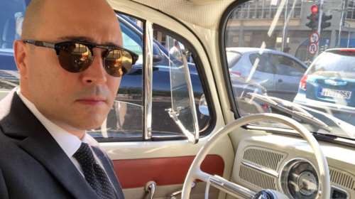 Ο Κωνσταντίνος Μπογδάνος γιόρτασε την Παγκόσμια Ημέρα Σκαραβαίου με τον λευκό σκαραβαίο του - Μοντέλο 1963