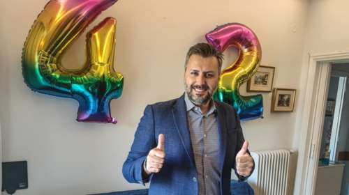 Γενέθλια για τον Γιάννη Καλλιάνο - Μίνι... πάρτι στο γραφείο του με μάσκες και κεράκια [εικόνες]