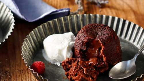 Συνταγή της Αργυρώς Μπαρμπαρίγου: Lava κέικ κόλαση - Ξεχειλίζει η σοκολάτα