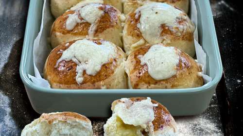 Συνταγή Αργυρώς Μπαρμπαρίγου: Πανεύκολα τυροψωμάκια χωρίς μίξερ - Σνακ για όλες τις ώρες