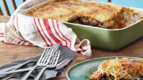 Συνταγή της Αργυρώς Μπαρμπαρίγου: Μουσακάς με ψητά λαχανικά και ελαφριά κρέμα