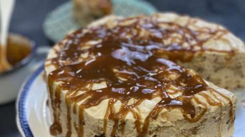 Συνταγή της Αργυρώς Μπαρμπαρίγου: Το πιο νόστιμο γιαουρτογλυκό με μπισκότα και καραμέλα