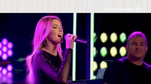 Δανάη Λιβιεράτου: Η εμφάνιση με μάξι κεντημένο φόρεμα και η ερμηνεία που ενθουσίασε τον Ρέμο