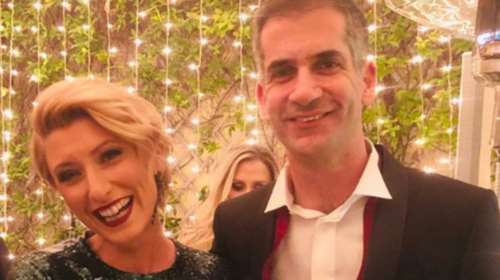 Σία Κοσιώνη – Κώστας Μπακογιάννης: Σπάνιες φωτογραφίες από το στολισμένο σπίτι τoυς στα βόρεια προάστια