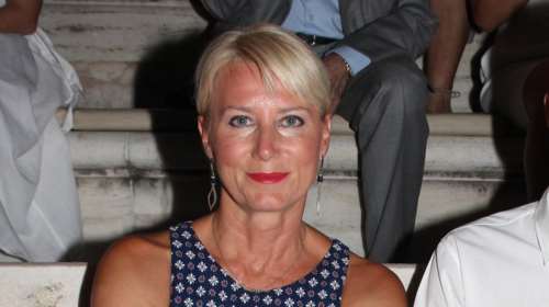 Νατάσα Παζαΐτη: Με άψογο στιλ και κοντό μαύρο καφτάνι στην παραλία της Ραφήνας