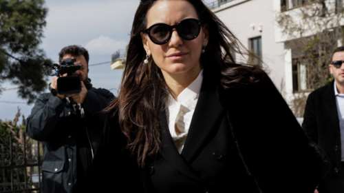 Όλγα Κεφαλογιάννη: Βόλτα με τα δίδυμα με ασορτί βρεφικές φόρμες εξόδου, σε ροζ και γαλάζιο