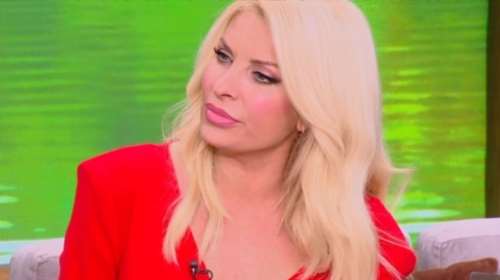 Ελένη Μενεγάκη: "Μου βγαίνουν κάτι νεαροί στο instagram που μπορεί να μη φοράνε και τίποτα από πάνω"