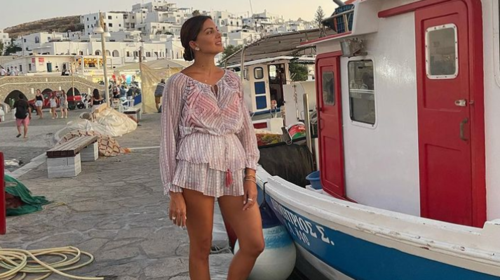 Η Σταματίνα Τσιμτσιλή ποζάρει με χρυσό μπικίνι και η κόρη της την φωτογραφίζει