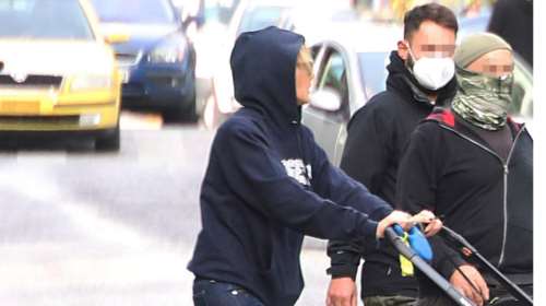 Τζένη Μπαλατσινού: Στιλάτη με skinny jeans, γαλότσες και φούτερ στο κέντρο της Αθήνας