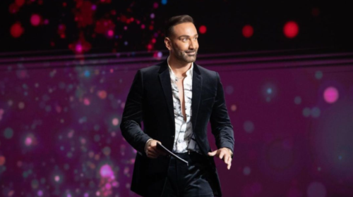 Νίκος Κοκλώνης: To στολισμένο μεγαλοπρεπές σαλόνι του θυμίζει υπερπολυτελές ξενοδοχείο