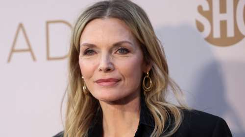 Μισέλ Φάιφερ: To total black ανδρόγυνο look της 63χρονης και οι σέξι σιθρού γόβες