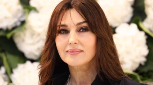 Μόνικα Μπελούτσι: Ποζάρει με total black και αποκαλύπτει τι κάνει κάθε πρωί - &quot;Θέλω να νιώθω γυναίκα&quot;