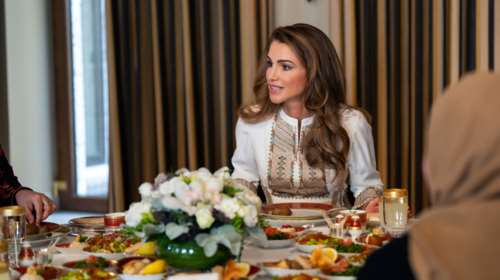 Η λαμπερή Βασίλισσα Ράνια φόρεσε thobe: Το look της γαλαζοαίματης σε δείπνο στο παλάτι