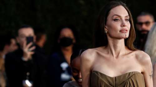 Αντζελίνα Τζολί: Η statement εμφάνιση στο κόκκινο χαλί με χρυσό cuff στο πηγούνι