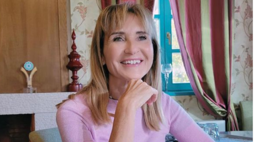 Μάρα Ζαχαρέα: Το υπερστολισμένο σαλόνι της και τα vintage στολίδια που έχει από παιδί