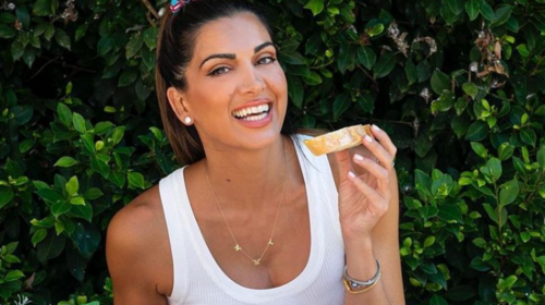 Σταματίνα Τσιμτσιλή: Ποζάρει σε μαγική ανοργάνωτη παραλία με απίθανο ολόσωμο μαγιό