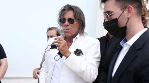 Ο Ηλίας Ψινάκης τήρησε τη συμφωνία: Πήγε στην κηδεία του Βοσκόπουλου φορώντας λευκά