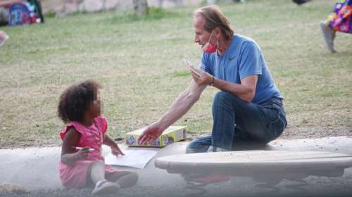 Ντίνος Αυγουστίδης: Η σπάνια εμφάνιση με την 4χρονη κόρη του στο Ζάππειο