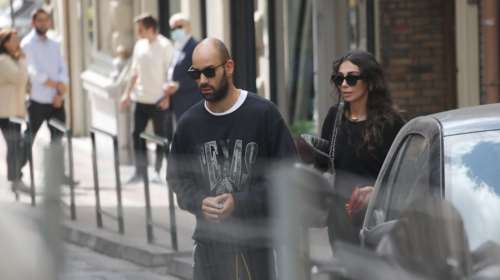 Ολυμπία Χοψονίδου: Η total black εμφάνιση με τέλειο ψηλόμεσο παντελόνι και Chanel τσάντα