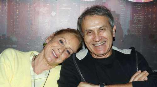 Άννα και Γιώργος Νταλάρας: Αγκαλιασμένοι σε βραδινή έξοδο μετά από 39 χρόνια γάμου