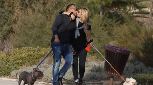 Κωνσταντίνα Σπυροπούλου - Σταθοκωστόπουλος: Παθιασμένα φιλιά στη μέση του δρόμου