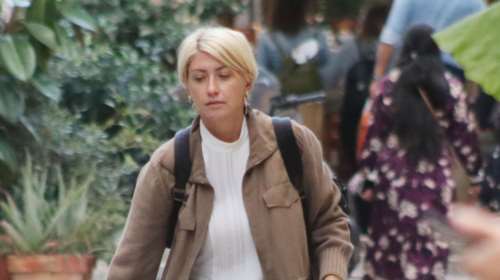 Σία Κοσιώνη: Η βόλτα με τον γιο της Δήμο με ψηλόμεσο τζιν, λευκό top και sneakers