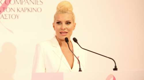 Ελένη Μενεγάκη: Η λαμπερή εμφάνιση με λευκό κοστούμι και η σπόντα για τις ίντριγκες