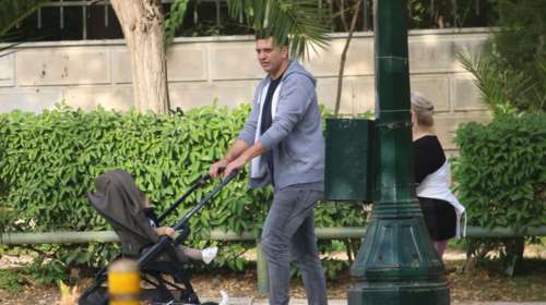 Βασίλης Κικίλιας: Βόλτα στο Ζάππειο με τον γιο του και το σκυλάκι της Μπαλατσινού