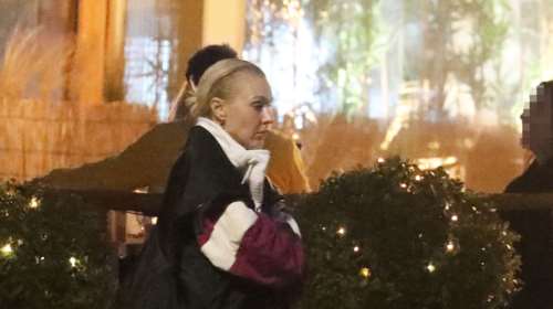 Τάμτα: Η athlesure εμφάνιση και το τεράστιο oversized αμάνικο μπουφάν - παλτό της