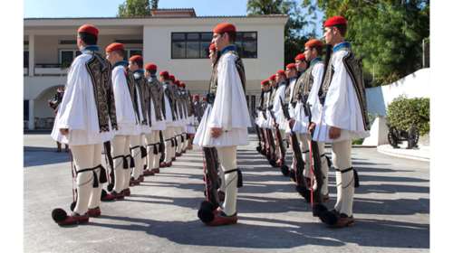 Η Ελληνίδα φωτογράφος που προβάλλει τον Εύζωνα