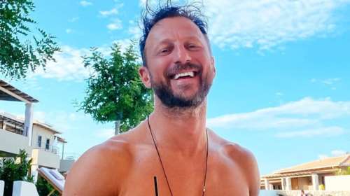 O Κώστας Καραφώτης πετάει το μπλουζάκι και αποκαλύπτει το εκπληκτικό κορμί που έχει χτίσει