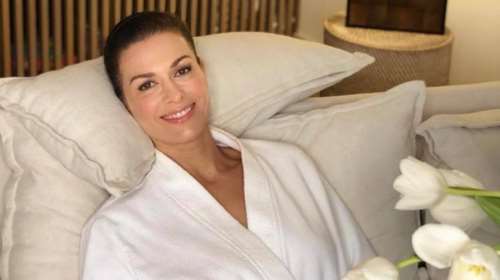 Τζίνα Αλιμόνου: Στιλάτη με skinny jeans και oversized τσάντα στα Βόρεια Προάστια