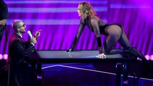 Τζένιφερ Λόπεζ: "Καυτή" εμφάνιση στα American Music Awards με μαύρο κορμάκι