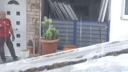 Άνοιξαν οι ουρανοί στο Κερατσίνι: Δρόμοι μετατράπηκαν σε ποτάμια - Διακόπηκε η κυκλοφορία [βίντεο]