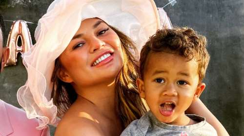 Η Κρίσι Τέιγκεν είναι η πρώτη διασημότητα που ακολούθησε στο Twitter ο Μπάιντεν