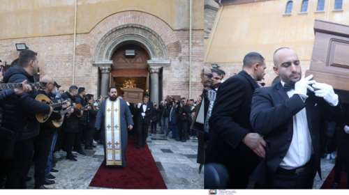 Με το &quot;Νύχτα ξελογιάστρα&quot; αποχαιρέτησαν στη Θεσσαλονίκη τον Βασίλη Καρρά - Λύγισε η σύζυγός του [εικόνες βίντεο]