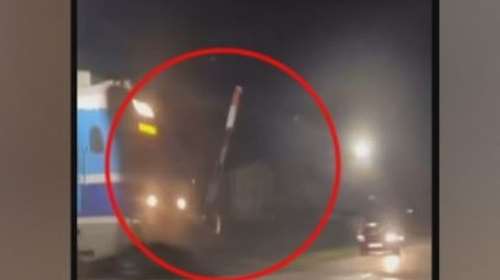 Αλεξάνδρεια Ημαθίας: Βίντεο ντοκουμέντο από τη στιγμή που τρένο περνάει με ανοιχτές μπάρες από διάβαση