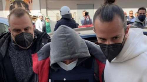 Μακελειό στην Ανδραβίδα: Στα δικαστήρια ο δράστης - Με κουκούλα, μάσκα και σκυμμένο κεφάλι [Εικόνες, βίντεο]