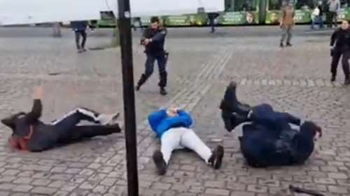 Γερμανία: Ακροδεξιός πολιτικός δέχθηκε επίθεση με μαχαίρι σε ζωντανή σύνδεση [προσοχή σκληρές εικόνες]