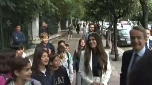 Κίμπερλι Γκίλφοϊλ: Συνάντησε μαθητές έξω από το Μαξίμου και τους χαιρέτησε όλους με χειραψία [βίντεο]