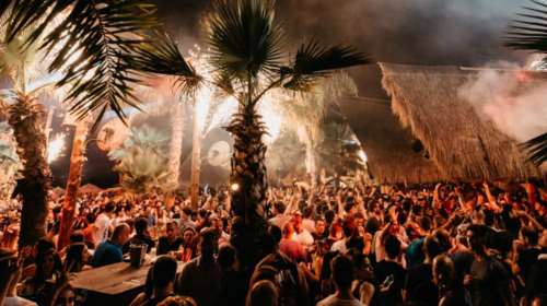 Πώς το κορονο-πάρτι σε γνωστό beach bar διέσπειρε τον ιό στα Νότια Προάστια - Εκατοντάδες κρούσματα σε Άλιμο και Γλυφάδα