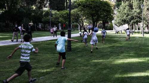 Γονέας χτύπησε ομαδάρχη στην Κρήτη επειδή ζήτησε από το παιδί του να φορέσει μάσκα