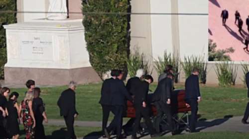 Έγινε η κηδεία του Μάθιου Πέρι - Τα &quot;Φιλαράκια&quot; τον συνόδευσαν στην τελευταία του κατοικία [εικόνες - βίντεο]